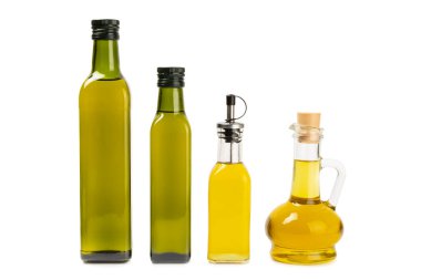 Beyaz arka planda izole edilmiş bir şişe taze zeytinyağı ve yapraklı zeytin. Cam şişede nefis zeytinyağı. Zeytin yağı şişesi. Salata sosu. Kızartma için yağ.