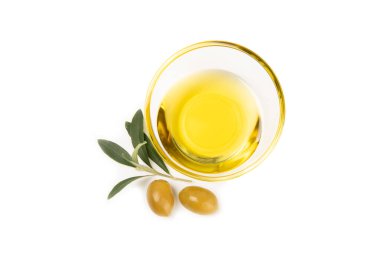 Bir kase taze zeytinyağı ve beyaz arka planda yapraklı zeytin. Cam kasede nefis zeytinyağı. Zeytin yağı şişesi.