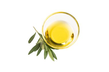 Bir kase taze zeytinyağı ve beyaz arka planda yapraklı zeytin. Cam kasede nefis zeytinyağı. Zeytin yağı şişesi.