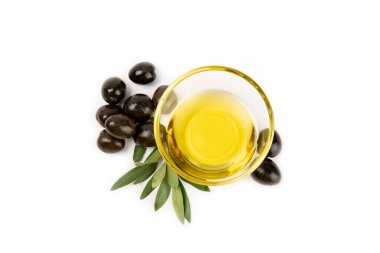 Bir kase taze zeytinyağı ve beyaz arka planda yapraklı zeytin. Cam kasede nefis zeytinyağı. Zeytin yağı şişesi.