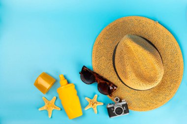 Mavi arka planda güneş kremi. SPF kremi. Güneş koruması. Ultraviyole koruma. Yaz. Dinlenme ve tatil kavramı. Yaz havası. Tasarım. - Model. Tatil. Güzellik.