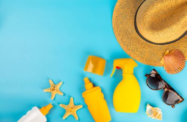 Mavi arka planda güneş kremi. SPF kremi. Güneş koruması. Ultraviyole koruma. Yaz. Dinlenme ve tatil kavramı. Yaz havası. Tasarım. - Model. Tatil. Güzellik.