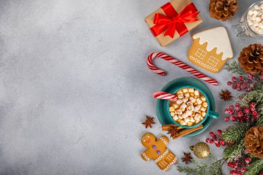 Şekerlemeli sıcak içecek ve mavi bardakta şekerleme. Sıcak mevsimlik tatiller. Zencefilli Noel kurabiyeli sıcak çikolata. Şekerlemeli ve baharatlı sıcak çikolata..