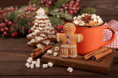 Marşmelovlu sıcak içecek ve kırmızı bir bardakta şeker kamışı. Sıcak mevsimlik tatiller. Zencefilli Noel kurabiyeli sıcak çikolata. Şekerlemeli sıcak çikolata..
