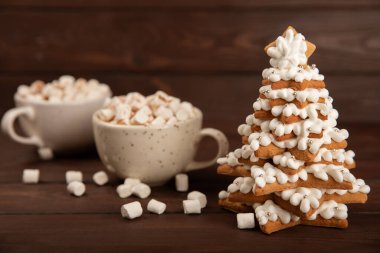 Mutlu Noeller! Masa örtüsü kaplamalı zencefilli Noel ağacı kurabiyeleri. Atmosferik Noel tatlıları. Zencefilli çörek. Noel kurabiyeleri. Mesaj için yer. Boşluğu kopyala.