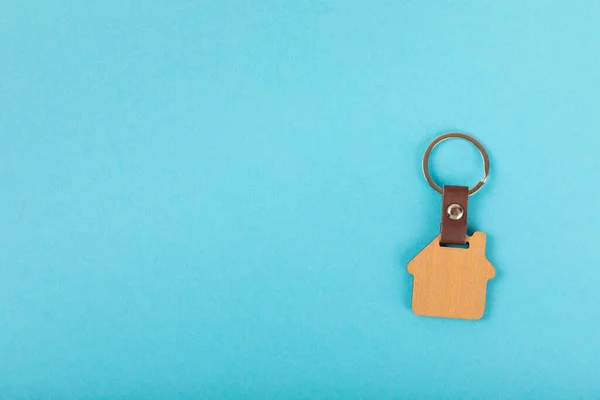 Řetězec Klíče Tvaru Domu Kroužkem Klíči Modrém Pozadí Koncepce Nemovitostí — Stock fotografie