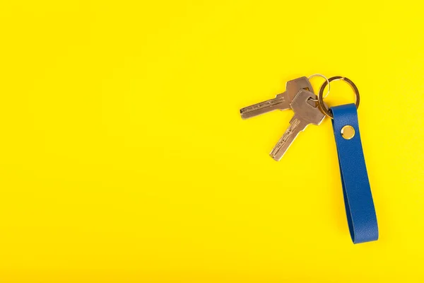 Kožené Klíče Kroužkem Klíče Žlutém Pozadí Koncepce Nemovitostí Stěhování Domů — Stock fotografie