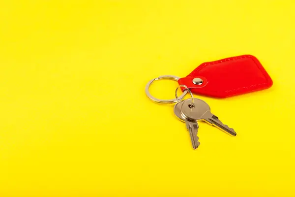 Kožené Klíče Kroužkem Klíče Žlutém Pozadí Koncepce Nemovitostí Stěhování Domů — Stock fotografie