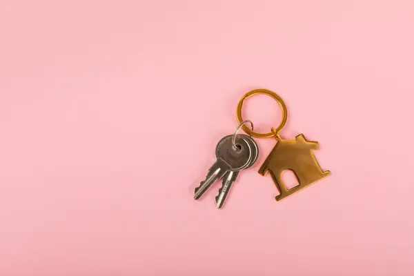 Řetězec Klíče Tvaru Domu Kroužkem Klíči Růžovém Pozadí Koncepce Nemovitostí — Stock fotografie