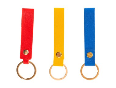 Beyaz arka planda izole edilmiş anahtarlığı olan deri bir anahtarlık. Gayrimenkul ve eve taşınma ya da mülk kiralama kavramları. Mülk almak. Model anahtarlık. Boşluğu kopyala.