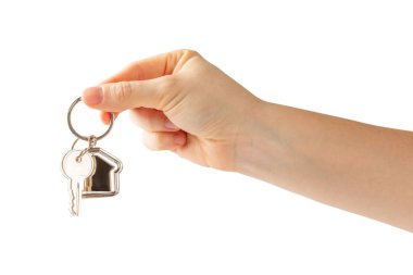 Anahtarlık, beyaz arka planda izole edilmiş anahtarlığı olan bir ev şeklinde. Gayrimenkul ve eve taşınma ya da mülk kiralama kavramları. Mülk almak. Model anahtarlık şeklinde ev.