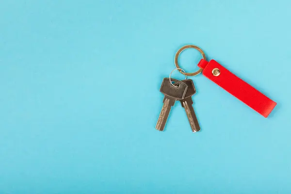 Kožené Klíče Kroužkem Klíče Modrém Pozadí Koncepce Nemovitostí Stěhování Domů — Stock fotografie