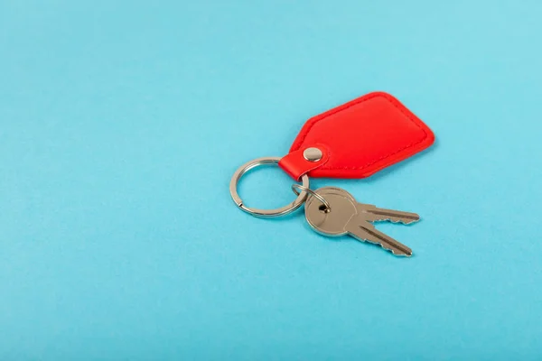 Kožené Klíče Kroužkem Klíče Modrém Pozadí Koncepce Nemovitostí Stěhování Domů — Stock fotografie