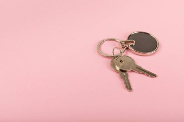 Anahtarlığı olan anahtarlık renkli bir arkaplanda izole edilmiş. Gayrimenkul ve eve taşınma ya da mülk kiralama kavramları. Mülk almak. Model anahtarlık. Boşluğu kopyala.