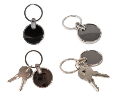 Anahtarlığı olan anahtarlık beyaz arkaplanda izole edilmiş. Gayrimenkul ve eve taşınma ya da mülk kiralama kavramları. Mülk almak. Model anahtarlık. Boşluğu kopyala.