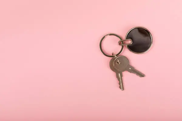 Řetězec Klíčem Izolovaný Barevném Pozadí Koncepce Nemovitostí Stěhování Domů Nebo — Stock fotografie