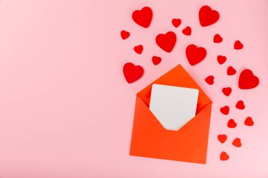 Sevgililer Günü konsepti. Sevgililer Günü geçmişi. Hediyeler, mumlar, konfeti, zarf pembe arka planda. Düz, üst manzara, kopyalama alanı. Sevgililer Günü kutlaması.