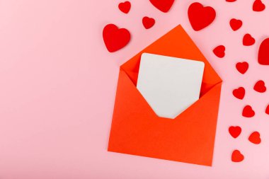 Sevgililer Günü konsepti. Sevgililer Günü geçmişi. Hediyeler, mumlar, konfeti, zarf pembe arka planda. Düz, üst manzara, kopyalama alanı. Sevgililer Günü kutlaması.