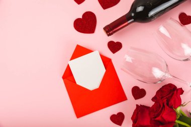 Sevgililer Günü konsepti. Sevgililer Günü özgeçmişi. Hediyeler, mumlar, konfeti, zarf - kartpostal, şeker, bardak, şarap ve pembe arka planda bir buket gül. Flatley. Sevgililer Günü kutlaması.