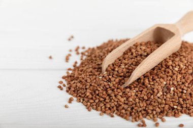 Ahşap kaplamalı bir kasede çiğ karabuğday. Buğday taneleri, yulaf lapası, tahıllar, tabakta çiğ karabuğday. Sağlıklı yiyecekler. Yulaf. Diyet olsun. Organik mısır gevreği. Metin için boşluk. Boşluğu kopyala.