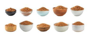 Beyaz arka planda izole edilmiş bir kasede çiğ karabuğday. Buğday taneleri, yulaf lapası, tahıllar, tabakta çiğ karabuğday. Sağlıklı yiyecekler. Yulaf. Diyet olsun. Organik mısır gevreği