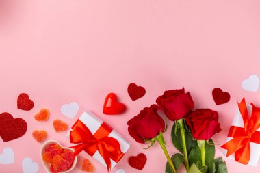 Sevgililer Günü konsepti. Sevgililer Günü özgeçmişi. Pembe arka planda hediyeler ve bir buket gül. Flatley. Sevgililer Günü kutlaması.