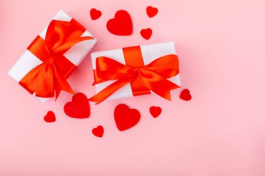 Sevgililer Günü konsepti. Sevgililer Günü geçmişi. Hediyeler, mumlar, konfeti, zarf pembe arka planda. Düz, üst manzara, kopyalama alanı. Sevgililer Günü kutlaması.