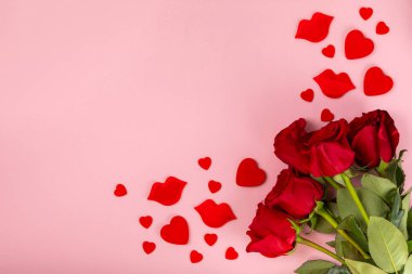 Sevgililer Günü konsepti. Sevgililer Günü özgeçmişi. Pembe arka planda hediyeler ve bir buket gül. Flatley. Sevgililer Günü kutlaması.