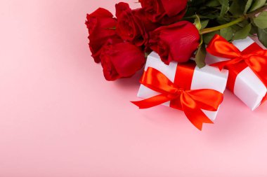 Sevgililer Günü konsepti. Sevgililer Günü özgeçmişi. Pembe arka planda hediyeler ve bir buket gül. Flatley. Sevgililer Günü kutlaması.