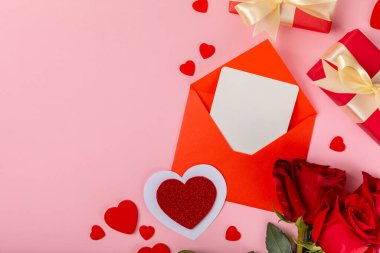 Sevgililer Günü konsepti. Sevgililer Günü özgeçmişi. Pembe arka planda hediyeler ve bir buket gül. Flatley. Sevgililer Günü kutlaması.