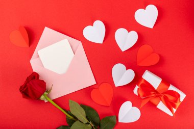 Sevgililer Günü konsepti. Sevgililer Günü özgeçmişi. Hediyeler, mumlar, konfeti, zarf, şekerler, bardaklar, şarap ve renkli bir arka planda bir buket gül. Flatley. Sevgililer Günü kutlaması.