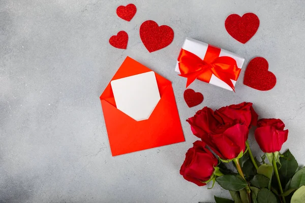 Sevgililer Günü konsepti. Sevgililer Günü geçmişi. Hediyeler, konfeti, zarf, kartpostal, mermer arka planda. Düz, üst görünüm.