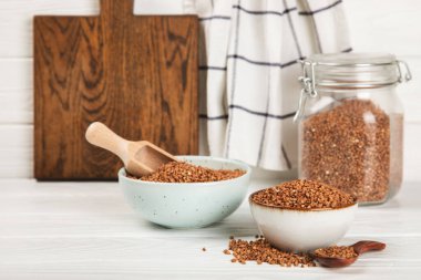 Arka planda desenli bir kasede çiğ karabuğday. Buğday taneleri, yulaf lapası, tahıllar, tabakta çiğ karabuğday. Sağlıklı yiyecekler. Yulaf. Diyet olsun. Organik mısır gevreği. Metin için boşluk. Boşluğu kopyala.