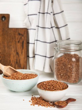 Arka planda desenli bir kasede çiğ karabuğday. Buğday taneleri, yulaf lapası, tahıllar, tabakta çiğ karabuğday. Sağlıklı yiyecekler. Yulaf. Diyet olsun. Organik mısır gevreği. Metin için boşluk. Boşluğu kopyala.