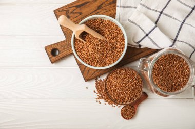 Arka planda desenli bir kasede çiğ karabuğday. Buğday taneleri, yulaf lapası, tahıllar, tabakta çiğ karabuğday. Sağlıklı yiyecekler. Yulaf. Diyet olsun. Organik mısır gevreği. Metin için boşluk. Boşluğu kopyala.