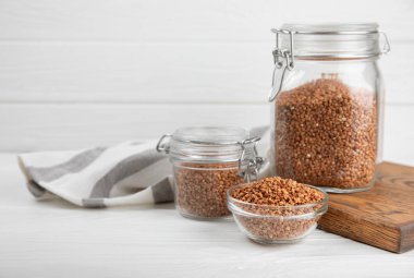 Arka planda desenli bir kasede çiğ karabuğday. Buğday taneleri, yulaf lapası, tahıllar, tabakta çiğ karabuğday. Sağlıklı yiyecekler. Yulaf. Diyet olsun. Organik mısır gevreği. Metin için boşluk. Boşluğu kopyala.