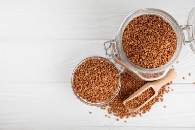 Arka planda desenli bir kasede çiğ karabuğday. Buğday taneleri, yulaf lapası, tahıllar, tabakta çiğ karabuğday. Sağlıklı yiyecekler. Yulaf. Diyet olsun. Organik mısır gevreği. Metin için boşluk. Boşluğu kopyala.