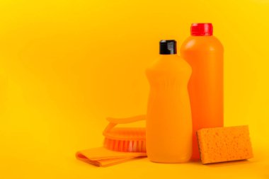 Temizlik hizmeti konsepti. Renkli arka planda ev temizlik ürünü. Evdeki kimyasallarla dolu bir kova. Ev ve ofis için temizlik malzemeleri. Erken bahar düzenli temizlik. Boşluğu kopyala