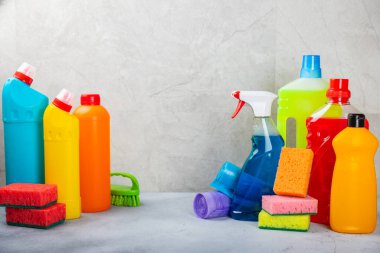 Temizlik hizmeti konsepti. Hafif bir arka planda ev temizlik ürünü. Evdeki kimyasallarla dolu bir kova. Ev ve ofis için temizlik malzemeleri. Erken bahar düzenli temizlik. Boşluğu kopyala