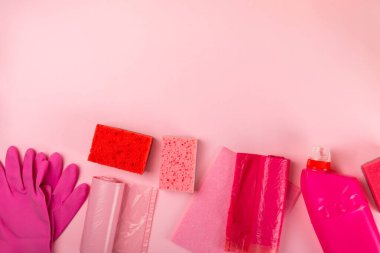 Temizlik hizmeti konsepti. Pembe arka planda ev temizlik ürünü. Evdeki kimyasallarla dolu bir kova. Ev ve ofis için temizlik malzemeleri. Erken bahar düzenli temizlik. Boşluğu kopyala