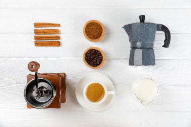 Kahve yapmak için gerekli malzemeler. Moka demliği, Türk kahve demliği (cezve), kahve çekirdeği, süt, şeker ve baharatlı kahve öğütücü beyaz arka planda. İçki hazırlama konsepti. Düz Katman. Boşluğu kopyala.
