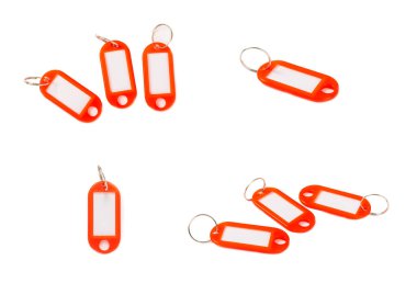 Beyaz arka planda izole edilmiş bir imza yeri olan farklı renklerden plastik anahtarlık. Anahtarlığı olan anahtarlıklar, White 'ta izole edilmiş. Model anahtarlık.