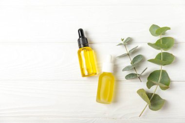 Okaliptüs, ahşap kaplamalı yeşil okaliptüs yapraklı cam bir şişede gerekli yağdır. Aromaterapi konsepti. Spa mı? Kozmetik ve vücut bakımı için doğal organik malzemeler.