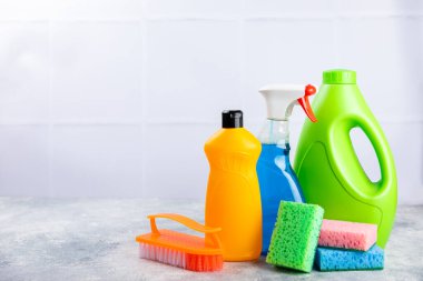 Temizlik hizmeti konsepti. Parlak bir arka planda ev temizlik ürünü. Evdeki kimyasallarla dolu bir kova. Ev ve ofis için temizlik malzemeleri. Erken bahar düzenli temizlik. Boşluğu kopyala