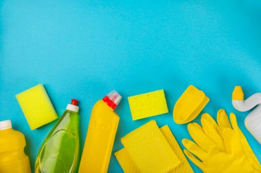 Temizlik hizmeti konsepti. Mavi arka planda ev temizlik ürünü. Evdeki kimyasallarla dolu bir kova. Ev ve ofis için temizlik malzemeleri. Erken bahar düzenli temizlik. Boşluğu kopyala