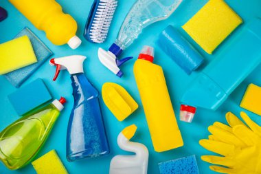 Temizlik hizmeti konsepti. Mavi arka planda ev temizlik ürünü. Evdeki kimyasallarla dolu bir kova. Ev ve ofis için temizlik malzemeleri. Erken bahar düzenli temizlik. Boşluğu kopyala