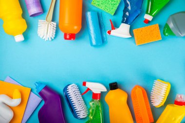 Temizlik hizmeti konsepti. Mavi arka planda ev temizlik ürünü. Evdeki kimyasallarla dolu bir kova. Ev ve ofis için temizlik malzemeleri. Erken bahar düzenli temizlik. Boşluğu kopyala