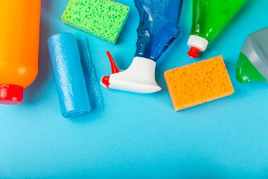 Temizlik hizmeti konsepti. Mavi arka planda ev temizlik ürünü. Evdeki kimyasallarla dolu bir kova. Ev ve ofis için temizlik malzemeleri. Erken bahar düzenli temizlik. Boşluğu kopyala