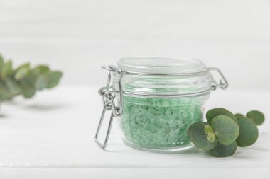 Kozmetik deniz tuzu aromalı ve okaliptüs özlü taze aromatik okaliptüs dallı ahşap bir arkaplan. Spa konsepti. Banyo tuzu. Yakın plan. Metin için boşluk. Vücut bakımı. Boşluğu kopyala