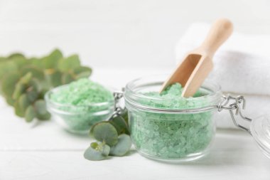 Kozmetik deniz tuzu aromalı ve okaliptüs özlü taze aromatik okaliptüs dallı ahşap bir arkaplan. Spa konsepti. Banyo tuzu. Yakın plan. Metin için boşluk. Vücut bakımı. Boşluğu kopyala